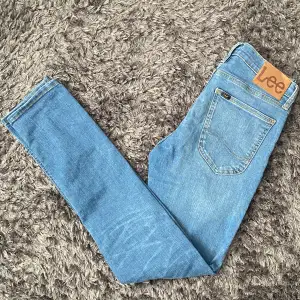 Tjena! Ett par väldigt fräscha Lee jeans i ett toppen skick, använt ett par få gånger. 28/32. Hör av dig vid funderingar! 