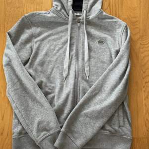 Lacoste zip hoodie i 8,5/10 skick Pris kan alltid diskuteras vid snabb affär