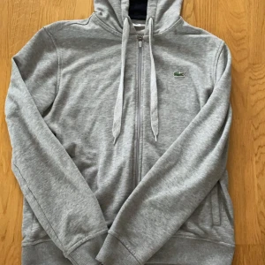 Lacoste zip hoodie - Lacoste zip hoodie i 8,5/10 skick Pris kan alltid diskuteras vid snabb affär