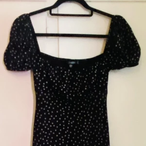 Klänning  - Snygg prickig klänning från missguided 