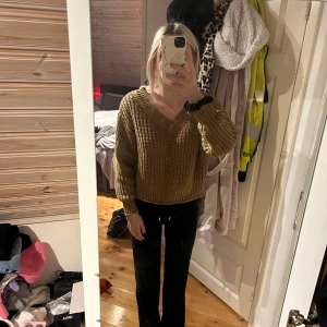 Tröja - Fin ”stickad” tröja från h&m som är V-ringad. 🤍