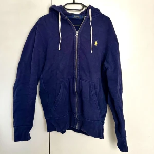Ralph Lauren Hoodie Strl. M - Bekväm, stilren hoodie från Ralph Lauren i storlek Medium. Använd, men mycket fint skick - inga synliga skador!