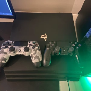 Ps4, spel inkluderar  - Säljer ps4, båda kontrollerna inkluderar plus spel