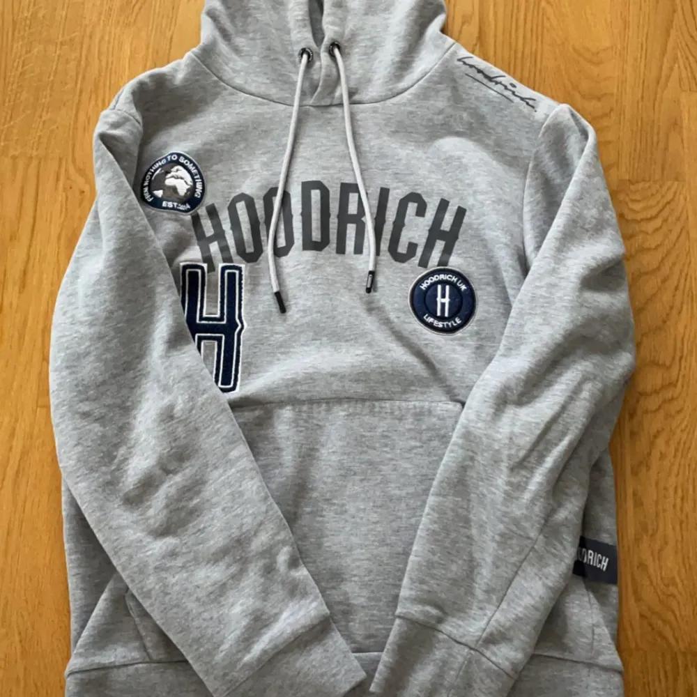 Hoodrich hoodie som inte säljs längre Skick 9/10 Pris kan alltid diskuteras vid snabb affär . Hoodies.
