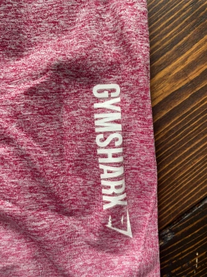 Tights Gymshark ombre XS - Träningstights från Gymshark. Använda fåtal gånger så i jättefint skick men har fått en fläck på ens benet. Skriv för fler bilder 