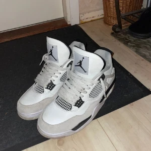 Jordan 4 Military Black - jordan 4 military black knappt använda säljer för att jag inte använder dem. 
