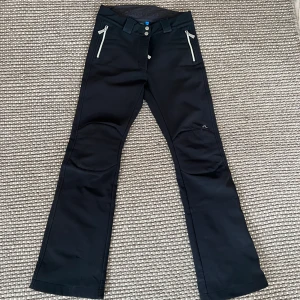 J.Lindeberg svarta skidbyxor  - Svarta J.Lindeberg skidbyxor.  Använda fåtal gånger, mycket bra skick.  Nypris: Runt 3000 kr. 