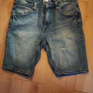 Jeansshorts - Knappt använda jeansshorts i storlek Medium.