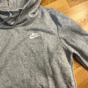 Nike Hoodie  - En fin nine hoodie i storlek S. Nästan oanvänd och i bra skick. Säljs för den kommer inte till användning.