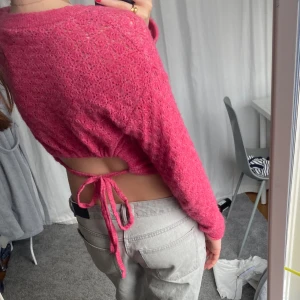 Stickad tröja öppen rygg  - Jättefin rosa stickad tröja med öppen rygg. Köpt från Zara  Jättefint skick, knappt använd Strl Xs
