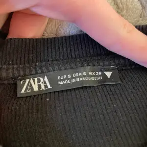 Svart volang top ifrån Zara i storlek S, välanvänd men ändå i gott skick. Säljer pågrund av att den är för liten. Osäker på det ursprungliga priset men skulle sikta på att den kostade runt 120kr.