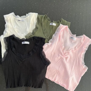 Linne - 4 st linnen kort modell strl S. Svart och benvit i strl XS. Alla ej använda. Finns katt och hund i hemmet.