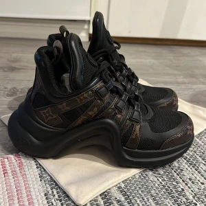 Louis Vuitton sneakers trainers - Inköpta på tradera, med dustbag. Dessvärre hade tidigare ägare ej kvitto kvar.  Perfekt skick!  Pris kan diskuteras vid snabb affär!  Något små i storleken.  37:or   Lite använda 