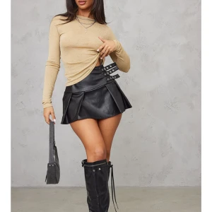 Petite mini kjol - Från Prettylittlething, inte använd 