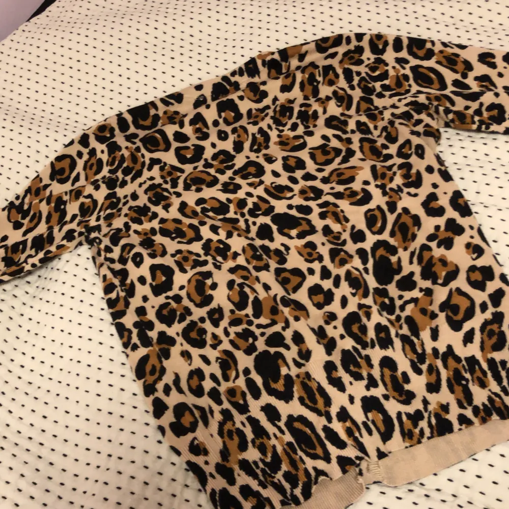 Säljer dena leopard tröja i stolk s. Bra skick och bra kvalitet. Använd typ 2 gånger. Säljs för inte används mer. Pris kan diskuteras! 👕👌🏻. Tröjor & Koftor.