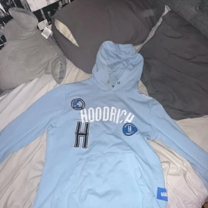 Hoodrich hoodie - Säljer min hoodrich hoodie, den är ganska använd den har tappat lite färg i tvätten som man ser på bilden men annars fint skick