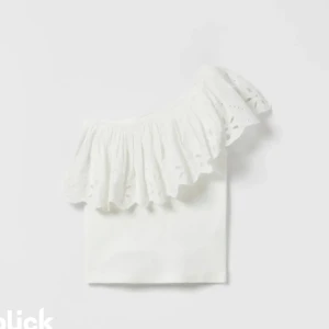 Volang topp  - Vit volang topp från Zara barnavdelning, den sitter som en XS/S! 💕