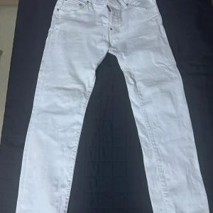 DSquared2 byxor vita - Dsquared byxor som passar perfekt för sommaren som börjar närmar sig!