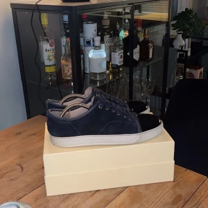 Lanvins CAp toe  - Tjena, säljer dessa sjukt feta Lanvins. Dom är sparsamt använda och i väldigt bra skick som man kan se på bilderna. Självklart fås box och dustbags med vid köp. Nypris ligger på 4500 mitt pris 2599. Hör av er vid frågor eller funderingar. MVH 