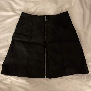 Svart skinn kjol med dragkedja från h&m (fejk skinn)