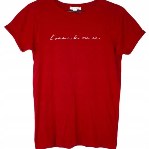 Amisu - En jättefin röd t-shirt ifrån Amisu. Storlek M men skulle säga att den är mer S. Använd ungefär 2 gånger men annars i bra skick 💕 Det finns en liten fläck men den borde gå bort i tvätten! 