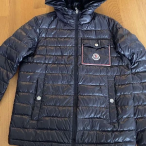 Moncler jacka  - fint skick på jackan den är äkta bevis kan visas på plats möts i skogås annars frakt priset kan gå ner ett par hundralappar vid snabb och smidig affär