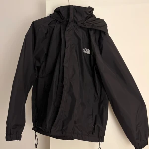 The north face - The north face regnjacka i väldigt bra skick 10/10🤩 knappt använd bara testat, billigare vid snabb och smidig affär  Nypis: 800kr