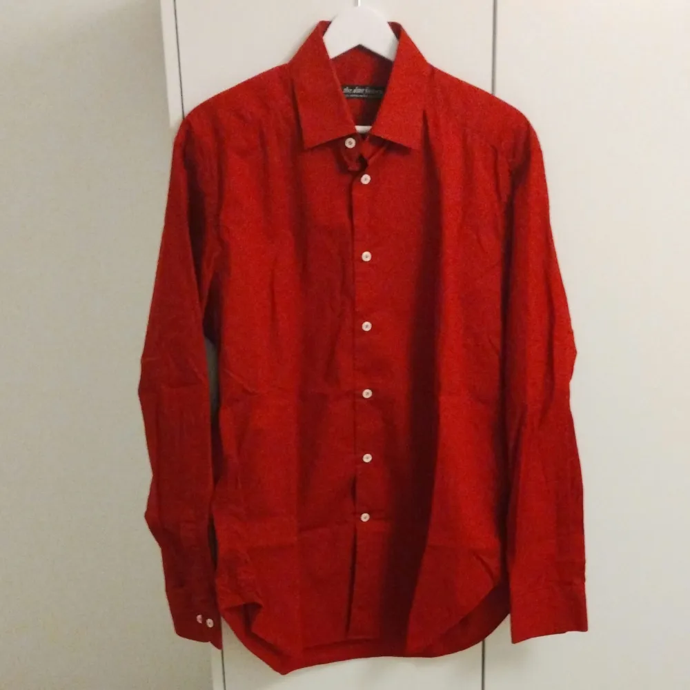 Röd TSF skjorta. Använd max 1 gång. Storlek: 41.. Skjortor.