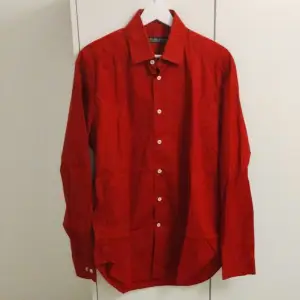 Röd TSF skjorta. Använd max 1 gång. Storlek: 41.