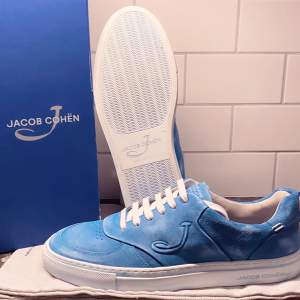 Säljer ett par extremt eftertraktade Jacob Cohën skor i en sällsynt modell. Modellen heter logo low-top sneakers ART: DREAMER, och är helt slutsålda. Skick: Oanvända. Nypris: 7500, Vårt pris: 4999. Tillbehör: Box, Dustbags, Tag. Digitalt kvitto finns