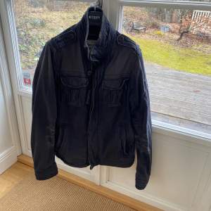 Säljer denna sjukt feta fieldjacket från Arbecrombie & Fitch i grovt chinos material. Designen har medvetna ” slitskador” vilket gör att den blir unik och sjukt fet. Passar en L. Jag är 188 cm