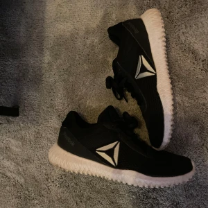 Träningsskor Reebok - Säljer mina sköna träningsskor från reebok stl 36. 200 kr exklusive frakt/mötas upp. 
