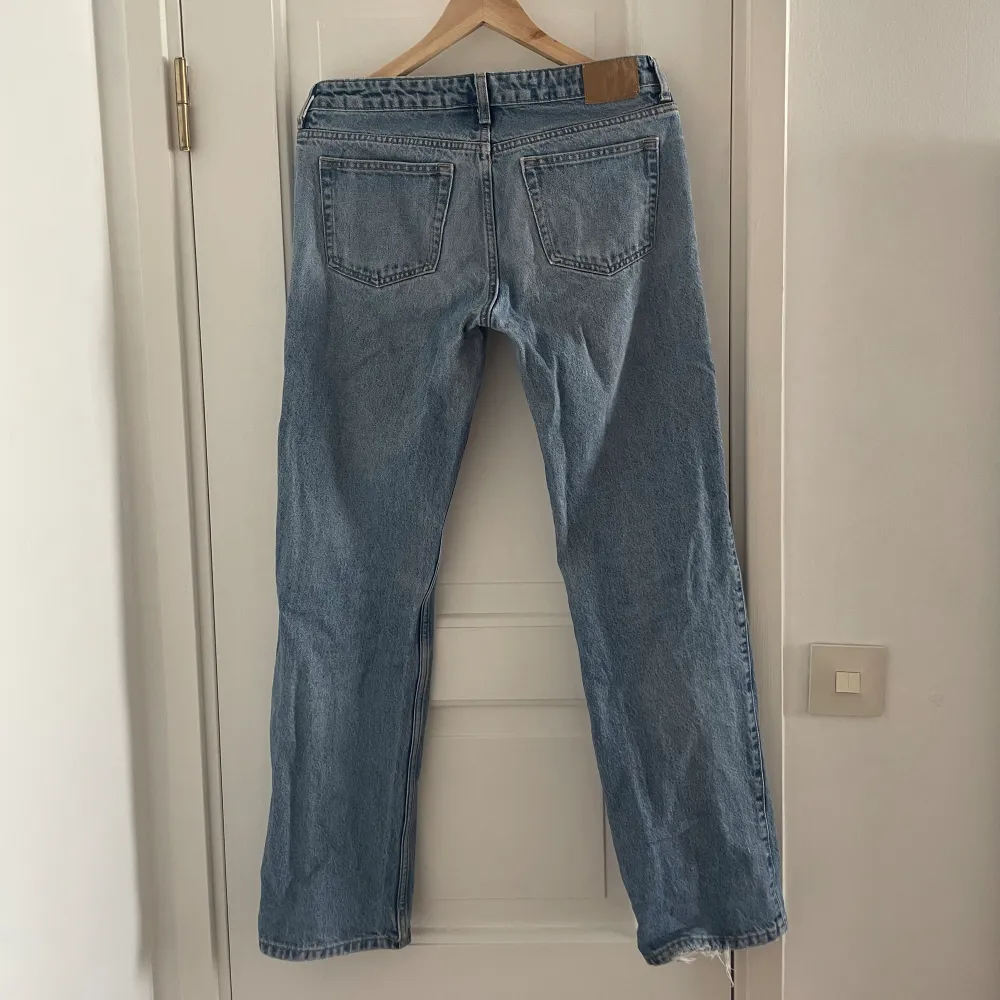 Ett par arrow low jeans från märket Weekday. De är i bra skick då jag inte har använt de så mycket och de kommer i storlek 28 i midjan och 32 i längd (28x32).. Jeans & Byxor.