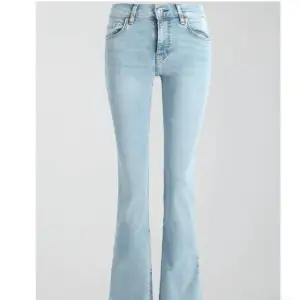 Lågmidjade bootcut jeans från gina tricot, nästan aldrig använda i storlek 34. Nypris 500.