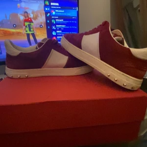 Valentino flycrew - Tjena det här e mina Valentino flycrews som är i storlek 37 passar 38.dem har 6 nitar totalt men jag fixar mer 🤝 tveka inte it att komma dm skrev ett pris men går att sänka.😃