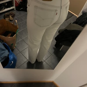 Levis jeans - Levis jeans vintage  W 31 men passar mig som vanligtvis har 27! Längd 34. Modell 501 Pris 350kr Köparen står för frakt☺️