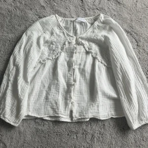 Vit blus  - Säljer denna vita fina blus då den blivit förliten för mig, det är barn storlek 164 men skulle säga xs/s💗