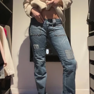 Unika Levis jeans - Så snygga och unika jeans ifrån Levis. Knappt använda pga för små. Står att det är storlek M men passar mer en xs-s. Nypris över 800 (minns ej exakt). Pris diskuterbart. Kontakta mig vid frågor❤️