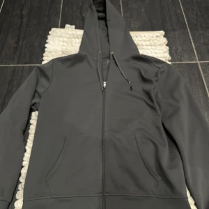 Ralph Lauren Zip Hoodie Grå - Snygg kofta från Ralph Lauren i en snygg färg, storlek M, fint skick 