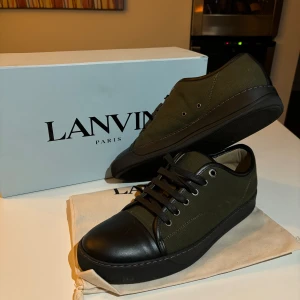 Lanvin - Hej, säljer dessa lanvin skor som är helt nya använda cirka 2 gånger,  Storlek 42-43  För mer frågor kontakta mig mvh 