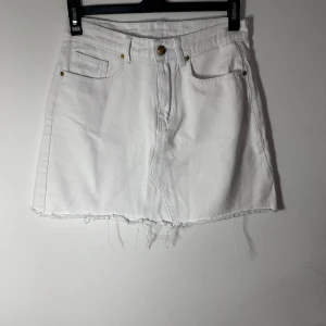 Vit jeanskjol - Ingen aning var den är ifrån men den är snygg! Storlek S men liten i passformen och töjs inte mycket