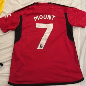 Fotbollströja - Manchester united 23-24, Mason Mount - Manchester United tröja 23/24. Använd fåtal gånger. Mason Mount på ryggen, storlek S. Köparen står för frakt