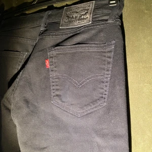 Levis 511 - Säljer dess snygga Levis 511 till ett schysst pris! Skicket är så gott som nya. Hör av er vid minsta fundering!