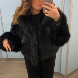 Pälsjacka Gina - Eftertraktad jacka från Gina! Riktigt fin och använd ytterst få gånger, storlek M med snygg passform. 