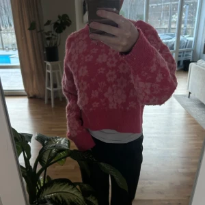 Stickad rosa tröja  - Säljer den här fina blommiga rosa stickade tröjan. Använd ett fåtal gånger och har inga defekter! 💕