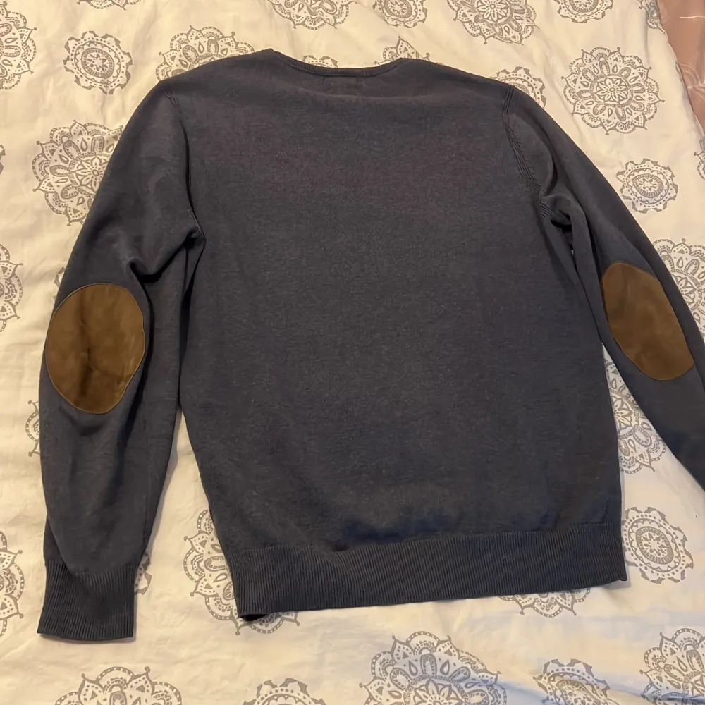 Väldigt fin stickad tröja från märket Massimo Dutti som är i fint skick. Cotton Cashmere. Lite stor i kragen men annars väldigt bra.  Storlek L men passar även M.. Stickat.