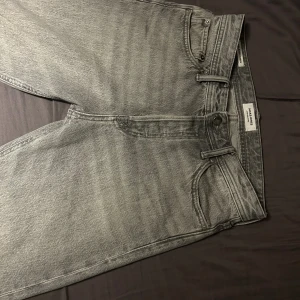 Jack and Jones jeans - Storlek 29/32 säljer pågrund av att jag inte rockar passformen på jeansen längre och att jag inte använder dom, fint skick har använt ett par gånger Kan gå ner i pris. Passform relaxed/chris