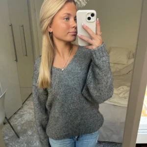 Grå v-ringad stickad tröja - Säljer denna v-ringade gråa stickade tröja. Har du någon fråga är det bara att höra av dig 