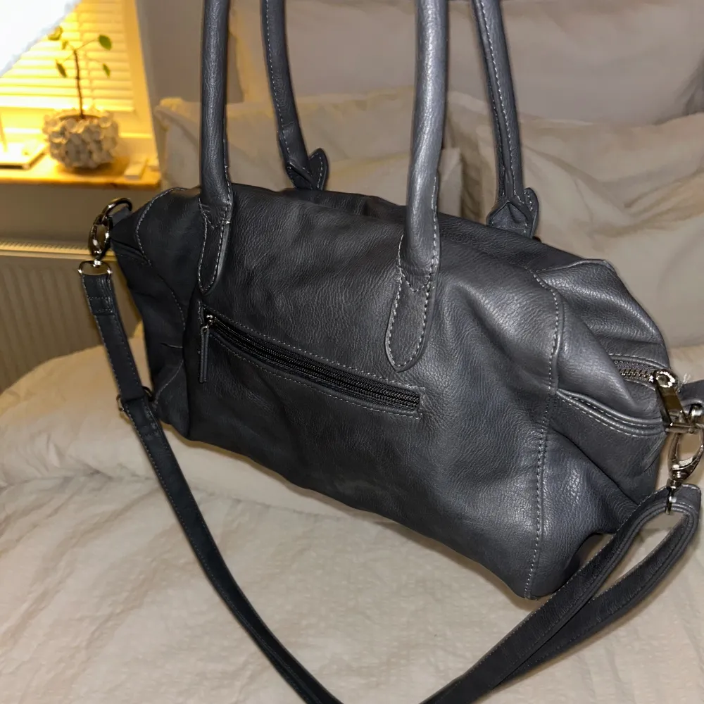 Säljer den här don Donna handväskan som är helt oanvänd. Väskan är rymlig och i bra skick. Skriv för fler eventuella frågor💕. Väskor.