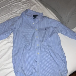 Ralph lauren skjorta  - Aldrig använd säljer för den är för liten för mig skriv vid funderingar! Pris kan diskuteras 